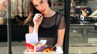 Lihat saja gayanya yang satu ini. Terlihat bak model yang sedang mengadakan sesi pemotretan kan? Meski bertubuh ramping, Kelleth doyan junk food. Foto: Instagram kellethcuthbert