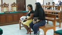 Saya tanya dia berulang kali kenapa saya nggak bisa pergi, tapi tidak dijawab. Petugas Imigrasi hanya berdiri, mereka menertawakan saya, saya dihina, mereka mengambil video. Karena tindakan mereka yang tidak profesional makanya saya menampar. Dia saya tampar satu kali karena dia pantas mendapatkannya, sepertinya sih (pakai) tangan kanan, kata Taqaddas.