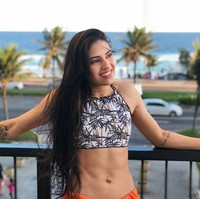 Saat tidak bertarung, Polyana berpenampilan seperti wanita pada umumnya. Cantik mengenakan makeup tipis namun penampilannya tetap sporty. Foto: Instagram/@polyanaviana