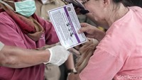 Pemilik hewan juga ikut membantu dalam proses vaksinasi.