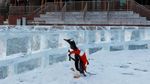 Aksi Lucu Penguin Sambut Pengunjung di Festival Es Harbin