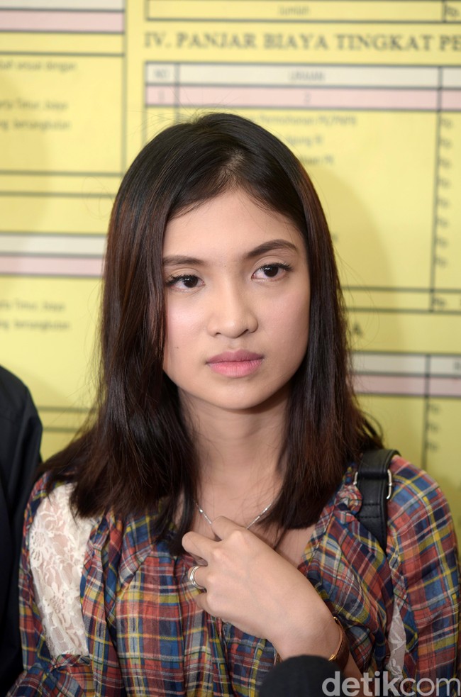 Aktris Vinessa Inez jadi janda di usia 21 tahun setelah bercerai dari mantan suaminya Ryan Deye. Pernikahan mereka dikaruniai satu putra bernama Elvaroalano Deye Khan. Foto: Noel/detikFoto