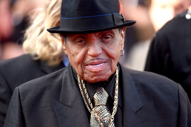 Joe Jackson: 42 TahunJoe Jackson ternyata sudah punya cucu di usia 42 tahun. Ayah Michael Jackson ini memang punya anak di usia tergolong muda yakni 22. Anak pertamanya, Rebbie Jackson kemudian juga punya anak di usia serupa yakni 21 tahun.Foto: Getty Images