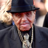 Joe Jackson: 42 TahunJoe Jackson ternyata sudah punya cucu di usia 42 tahun. Ayah Michael Jackson ini memang punya anak di usia tergolong muda yakni 22. Anak pertamanya, Rebbie Jackson kemudian juga punya anak di usia serupa yakni 21 tahun.Foto: Getty Images