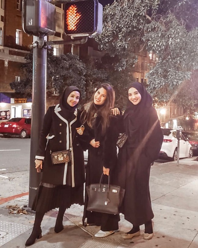 Di hari lain, mereka kompak memakai busana serba hitam. Baik Laudya Cynthia Bella dan Zaskia Sungkar tampil elegan memakai syal dari Chanel dengan motif yang serupa tapi tak sama. Foto: Instagram/Zaskia Sungkar