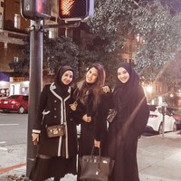 Di hari lain, mereka kompak memakai busana serba hitam. Baik Laudya Cynthia Bella dan Zaskia Sungkar tampil elegan memakai syal dari Chanel dengan motif yang serupa tapi tak sama. Foto: Instagram/Zaskia Sungkar