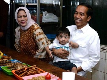 9 Momen Jokowi Menikmati Makanan 'Ndeso' Asli Indonesia