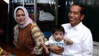 Selalu ada cara unik dan sederhana yang dilakukan Presiden Jokowi. Kali ini ia mengisi libur panjang di kota kelahirannya sambil menikmati soto gading. (Foto: Biro Pers Setpres)