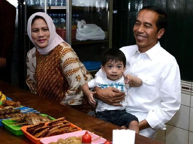 9 Momen Jokowi Menikmati Makanan Ndeso Asli Indonesia