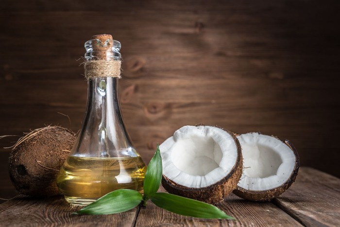 Manfaat minyak VCO atau minyak kelapa murni. Foto: Istock Manfaat minyak VCO atau minyak kelapa murni. Foto: Istock