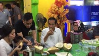 Kalau ini potret kebersamaan Jokowi dan keluarga saat makan durian Ucok di Medan. Terlihat cucu pertama Jokowi, Jan Ethes yang juga menikmati momen ini. Foto: Istimewa