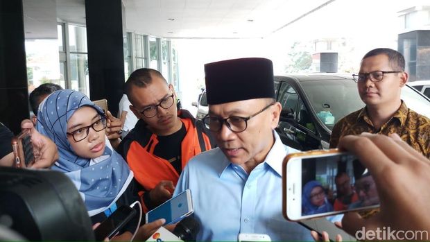 Zulkifli Hasan menyenguk ustaz Arifin Ilham di RSCM Kencana
