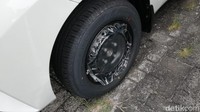 Untuk yang type E, velg ban yang didapatkan masih standar dan belum racing.
