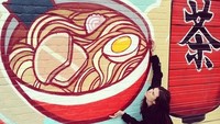 Ramen, tulisnya saat mengunggah pose kocak di bawah gambar ramen jumbo di sebuah tembok. Ada ada aja, ya. Hihi Foto: Instagram kellethcuthbert