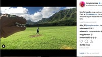 Bos Air Asia Tont Fernandes membuat postingan lucu di Instagram. Dia pura-pura dikejar dinosaurus di Hawaii (tonyfernandes/Instagram)