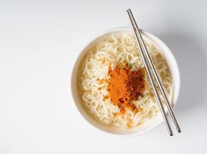 Lakukan Tantangan Makan Mi Super Pedas, Pria Ini Sempat Tuli Dua Hari