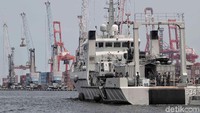 KRI Spica-934 saat diberangkatkan dari Dermaga Jakarta International Container Terminal (JICT) 2 Pelabuhan Tanjung Priok, Selasa (8/01/2019).  (Foto: Pradita Utama)
