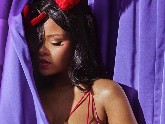 Rihanna Pakai Bando Hati Karya Desainer Indonesia Rinaldy A Yunardi. Foto: Instagram @badgalriri Rihanna Pakai Bando Hati Karya Desainer Indonesia Rinaldy A Yunardi. Foto: Instagram @badgalriri