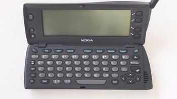 Pada tahun 1998, generasi kedua dengan sebutan Nokia 9110 Communiator diperkenalkan. Perbedaan utama adalah bobotnya jauh lebih ringan. Foto: istimewa