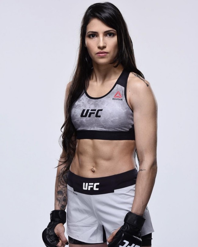 Polyana Viana lahir di Sao Geraldo do Araguaia, Para, Brasil. Wanita dengan tinggi badan 170 cm ini merupakan pegulat Ultimate Fighting Championship (UFC), kejuaraan gulat kelas dunia. Foto: Instagram/@polyanaviana