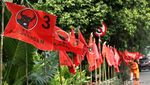 Deretan Bendera Banteng Merahkan Jalanan Ibu Kota
