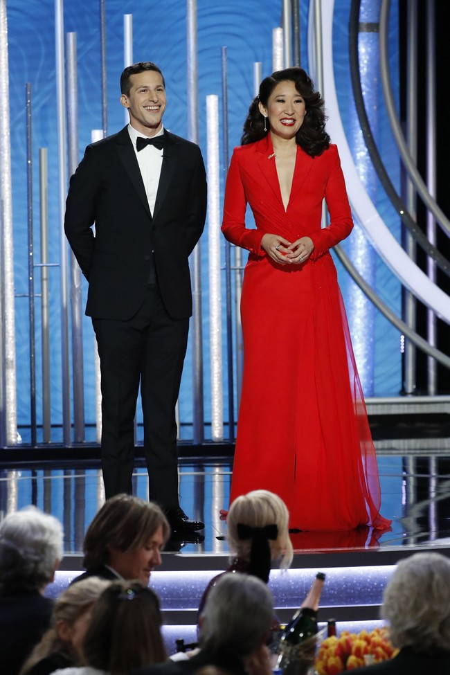 Gaun putih lantas digantikan dengan blazer dress panjang menyapu lantai. Warna merah benar-benar membuat Sandra sukses mencuri atensi. Foto: Getty Images