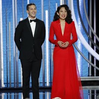 Gaun putih lantas digantikan dengan blazer dress panjang menyapu lantai. Warna merah benar-benar membuat Sandra sukses mencuri atensi. Foto: Getty Images