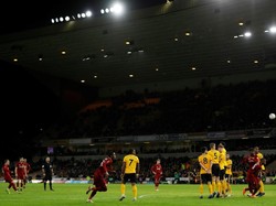 Tertinggal 1-2, Liverpool menggempur Wolves lewat berbagai cara. Salah satunya peluang Xherdan Shaqiri lewat free kick yang membentur tiang. (Darren Staples/Reuters)