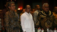 Hanif Dhakiri menyanyikan lagu Indonesia Raya pada pembukaan Rakornas.