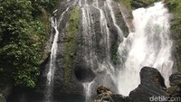 Air Terjun Limbong Kamandang, punya 2 aliran air sehingga tampak terlihat air terjun kembar. Namun bedanya, yang satu mengalirkan air dengan cukup deras, sedangkan yang satunya mengalir sedang (Abdy Febriady/detikTravel) 