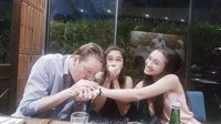 Dekat dengan sang ayah, tangan Caitlin bahkan dicium lho saat makan malam. So sweet! Foto: Instagram caitlinhalderman
