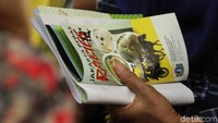 Selain melakukan sosialisasi, warga juga diberikan brosur terkait informasi mengenai bahaya dan pencegahan rabies.