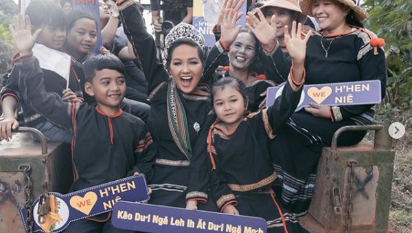 Usai Sumbang Uang, Miss Vietnam Diarak Keliling Desa