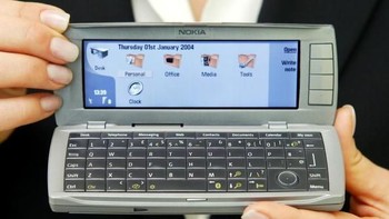 Nokia 9500 Communicator debut pada Februari 2004. Prosesornya 50 MHz Texas Instruments OMAP processor dengan SDRAM 64 megabytes. Foto: Getty Images