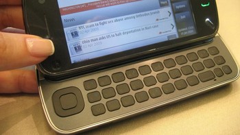 Setelahnya, ada ponsel sejenis Communicator yang dirilis oleh Nokia, seperti Nokia N97 yang diperkenalkan pada tahun 2009. Foto: istimewa