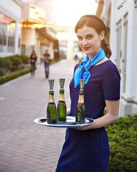 Cerita Gadis Pembawa Air Minum Cantik yang Fotonya di Golden Globes Viral