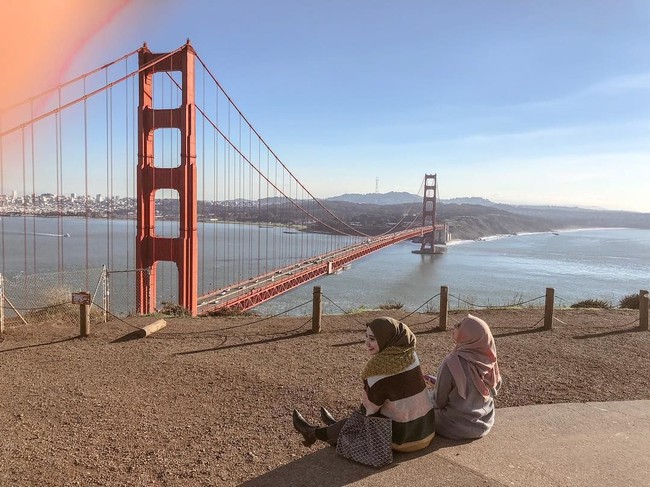 Beberapa waktu lalu, Laudya Cynthia Bella dan Zaskia Sungkar berlibur ke California, Amerika Serikat. Keduanya tampak kompak memakai busana yang hampir sama.  Foto: Instagram/Zaskia Sungkar