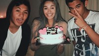 Yeay! Caitlin berulang tahun yang ke-17 nih tahun lalu. Ia mendapat kejutan plus kue manis di hari bahagianya ini. Foto: Instagram caitlinhalderman