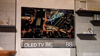 Ukuran televisi ini 88 inch. (Foto: Adi Fida Rahman/detikINET)