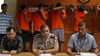 Pihak kepolisian pun mengungkapkan adanya laporan masyarakat yang resah terkait perlakuan tidak menyenangkan yang dilakukan sejumlah desk collector kepada para pelanggan fintech yang telat membayar angsuran. Polisi pun kemudian menindaklanjuti aduan tersebut.