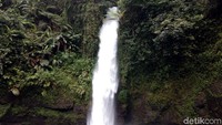 Curug Sawer ini begitu menyejukkan. Traveler bisa main air, tapi di pinggir-pinggirnya saja ya. (Idris/detikTravel)