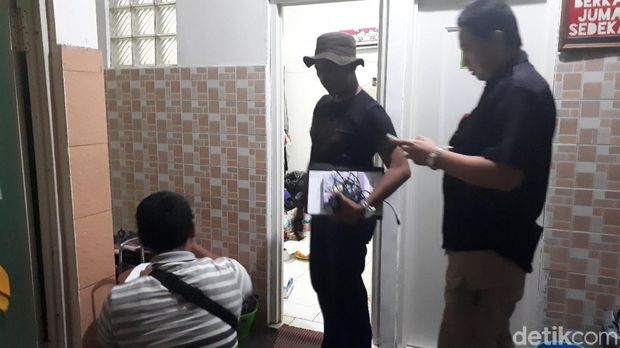 Polisi memeriksa kamar kos siswi SMK Baranangsiang, Bogor, yang tewas ditusuk, Selasa (8/1/2019)
