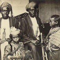 Mum-Zi: 17 TahunSulit dibayangkan jika seorang anak remaja sudah memiliki anak apalagi cucu. Seorang wanita di Nigeria bernama Mum-Zi pertama kali menjadi ibu pada 1884 di usia delapan tahun. Anak perempuan Mum-Zo kemudian juga melahirkan di usia yang sangat muda yakni sembilan tahuhn. Kala itu, dikatakan jika menikahkan anak sejak muda adalah sebuah tradisi di Nigeria.Foto: ist