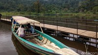 Untuk berkeliling Situ Gunung, traveler bisa naik kapal seperti ini. Harga sewanya tidak terlalu mahal kok per orangnya. (Idris/detikTravel)