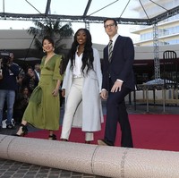 Hollywood Foreign Press Association (HFPA), selaku penyelenggara Golden Globes, mengumumkan nama Isan sebagai dutanya pada awal November 2018. Pengumuman tersebut hanya sepekan setelah sang ayah dinobatkan sebagai Pria Terseksi di Dunia 2018 versi majalah People. Foto: Kevork Djansezian/Getty Images