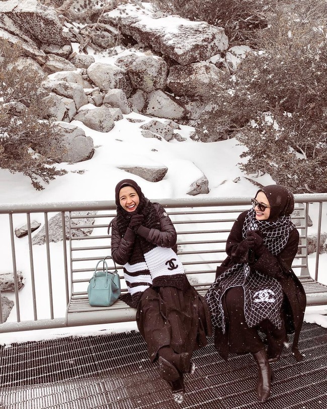 Sepatu boots tampaknya jadi favorit Bella. Selain saat berlibur ke Jepang, Bella memakai sepatu boots saat berlibut ke Amerika bersama Zaskia Sungkar. Foto: Instagram/Zaskia Sungkar