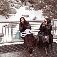 Sepatu boots tampaknya jadi favorit Bella. Selain saat berlibur ke Jepang, Bella memakai sepatu boots saat berlibut ke Amerika bersama Zaskia Sungkar. Foto: Instagram/Zaskia Sungkar