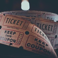 Senang rasanya mendapat voucher. Namun, ingat-ingat lagi kapan voucher itu habis masanya. Jangan sampai kamu masih menyimpan selebaran voucher yang sudah tak berfungsi. Foto: Unsplash