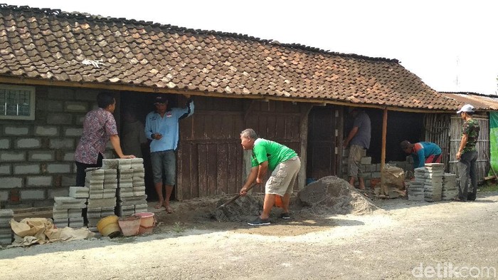 Senyum Mbah Cikrak Melihat Rumahnya Direnovasi Komunitas Peduli