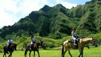 Bahkan, ada juga tur wisata dan peternakan yang seru (Kualoa Ranch)